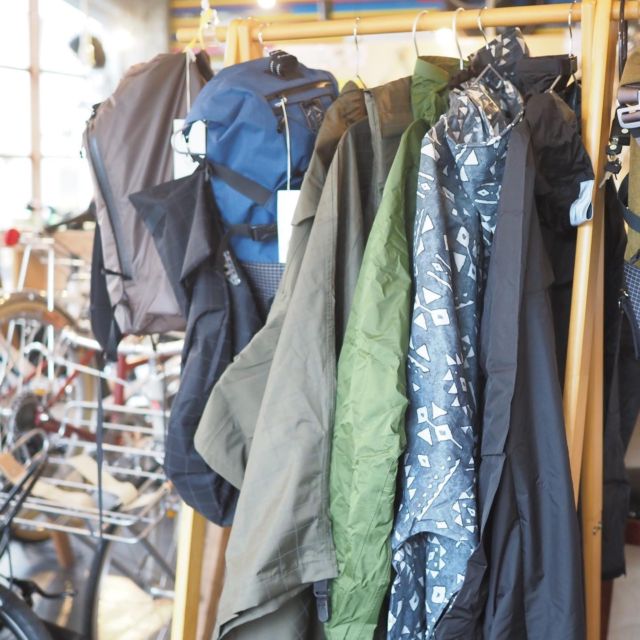 Kiu レインウェア入荷しました☂️

先週はのんびり晴れ間が続いていましたが今週はめっきり雨ですね…

kiuレインウェア各種入荷しています！

今年はシンプルなお色を揃えてみました。着衣の写真は後日掲載します〜

#高松旅行 #サイクリング #自転車屋 #香川 #商店街 #自転車通勤 #自転車旅 #ミニベロ #ロードバイク #bicycleshop #ベル #bell #minivelo #bicycle #tokyobike #kagawa #takamatsu
#cyclegram #lovecyclist #sonyalpha #setouchi #votani #besv #tyrell #田町クラウズ
#レインウェア #ebike #littletokyobike