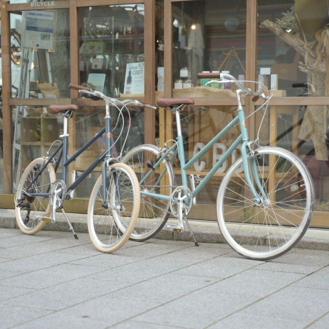 .
【在庫情報更新しました】

こんにちは、田町クラウズです！

試乗車として、新たにtokyobikeの自転車を2台入荷いたしました。
・TOKYOBIKE LEGER ブルージェイド Sサイズ（右）
・TOKYOBIKE CALIN アッシュブルー ワンサイズ（左）

この機会にぜひ、見て比べて、乗って比べてみてください。

#香川 #高松 #田町 #サイクリング #自転車 #自転車屋 #自転車旅 #ミニベロ #ロードバイク #田町クラウズ #tokyobike #トーキョーバイク #自転車のある生活 #自転車のある暮らし #街は楽しい